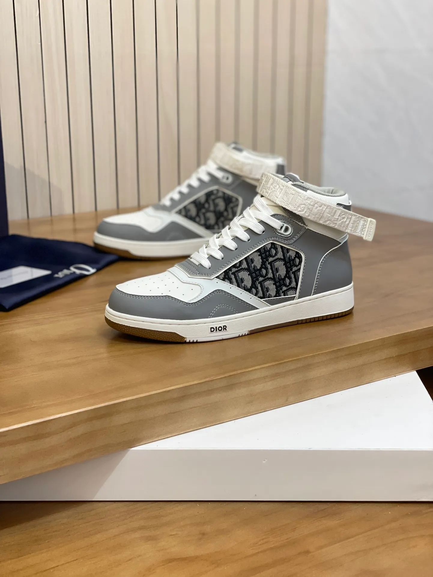 Men's shoes: 💰P460¥ Product trademark: Dior* "Dior*" high-top casual shoes Regular size: 38-44 (can be customized to 45.46) Product materials: Upper imported cowhide stitched with original fabric, breathable lining, original outsole. Number: 1006